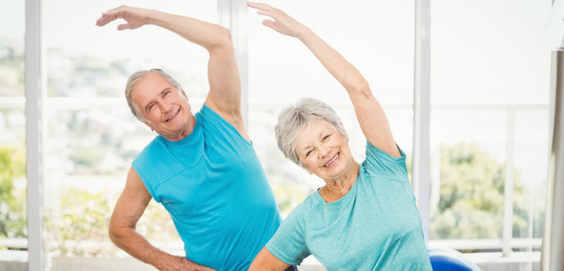 Arthrose : le suivi d’un programme d’exercices physiques à la maison